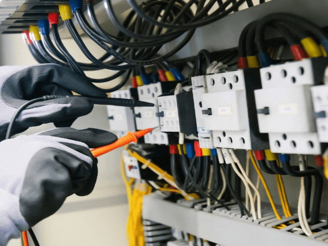 Servicetechniker prüft die Steuerung einer Aufzugsanlage